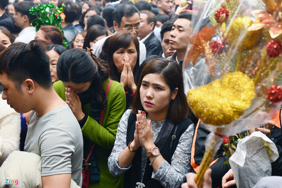 Dân công sở chật cứng phủ Tây Hồ ngày đầu đi làm